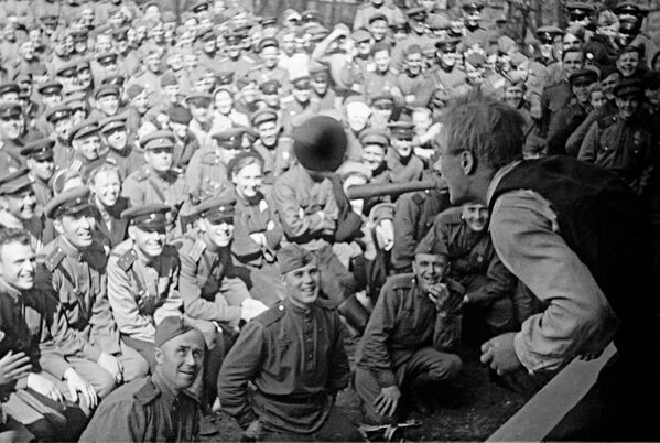 Tokom Kenigsberške ofanzive Boris Vjatkin, cirkuski umetnik na frontu, nastupao je za vojnike Crvene armije. - Sputnik Srbija