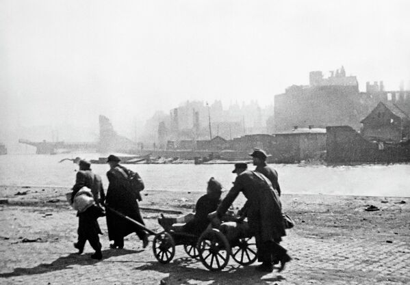 Stanovnici Kenigsberga se vraćaju u grad nakon žestokih borbi. - Sputnik Srbija