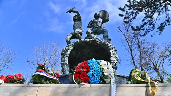 Položeni venci na Spomenik junacima sa Košara - Sputnik Srbija