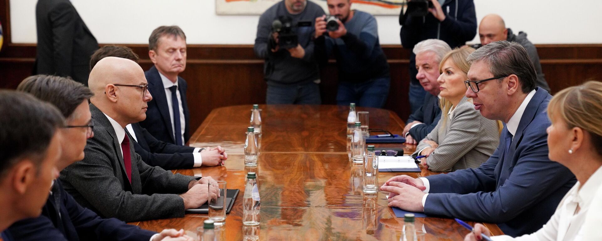 Konsultacije predsednika Srbije Aleksandra Vučića sa predstavnicima SNS-a - Sputnik Srbija, 1920, 09.04.2026