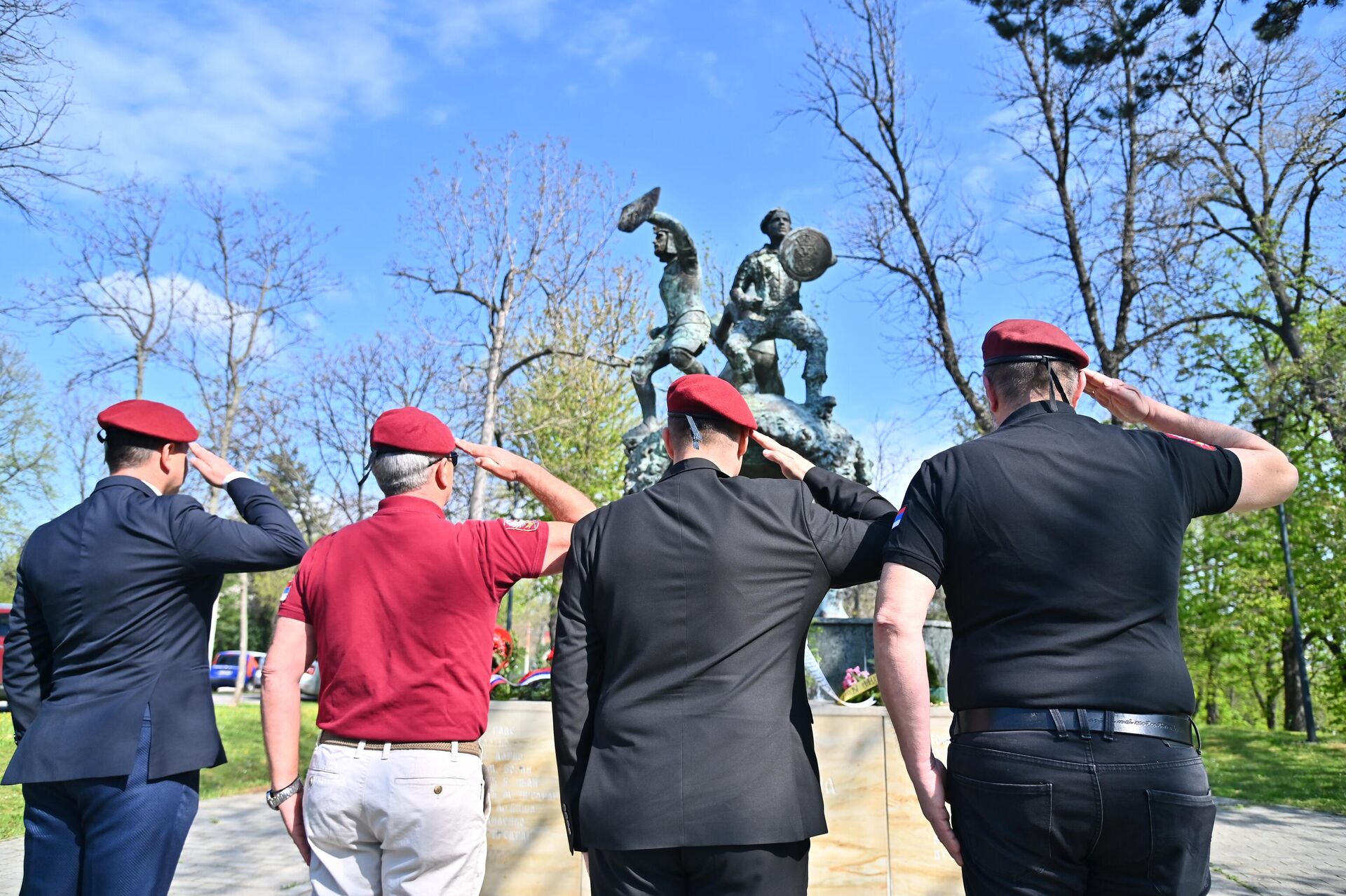 Ветерани 63. падобранске предвођени ратним командонтом одају почаст погинулим саборцима - Sputnik Србија, 1920, 09.04.2026