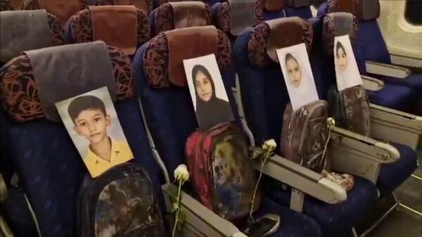Шеф иранске делегације на лету за Исламабад на седишта авиона ставио слике убијене деце - Sputnik Србија