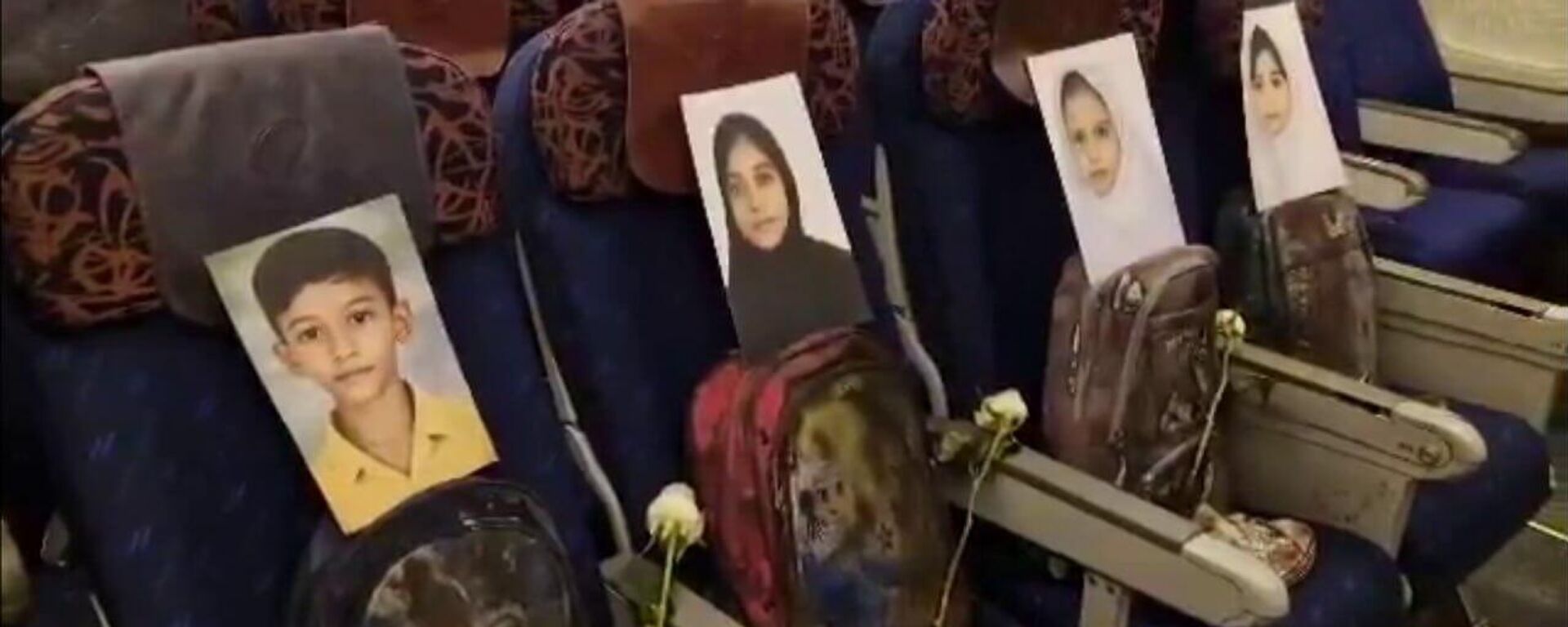 Šef iranske delegacije na letu za Islamabad na sedišta aviona stavio slike ubijene dece - Sputnik Srbija, 1920, 11.04.2026