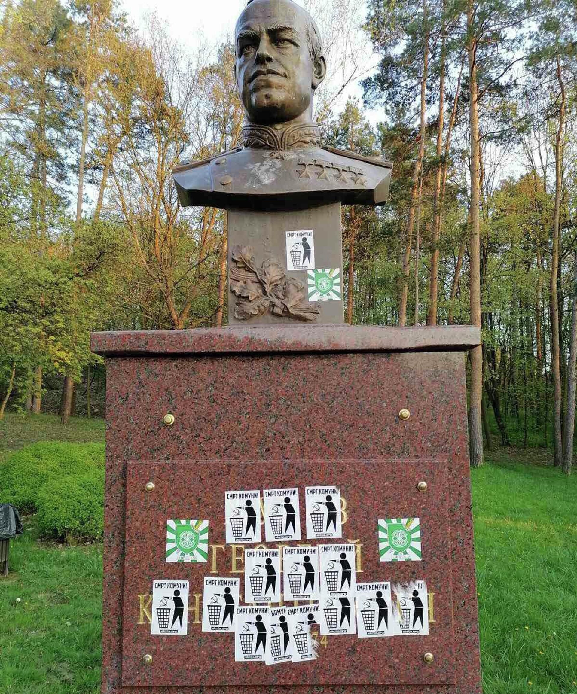 У Спомен парку Чачалица у Пожаревцу оскрнављен споменик совјетским црвеноармејцима - Sputnik Србија, 1920, 13.04.2026