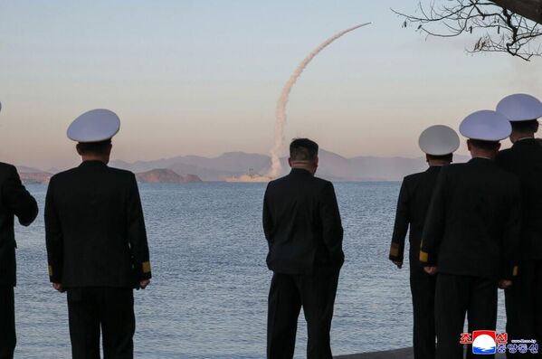 Тестирање ракета је посматрала ћерка севернокорејског лидера Ким Џу Аје и високи званичници и официри. - Sputnik Србија