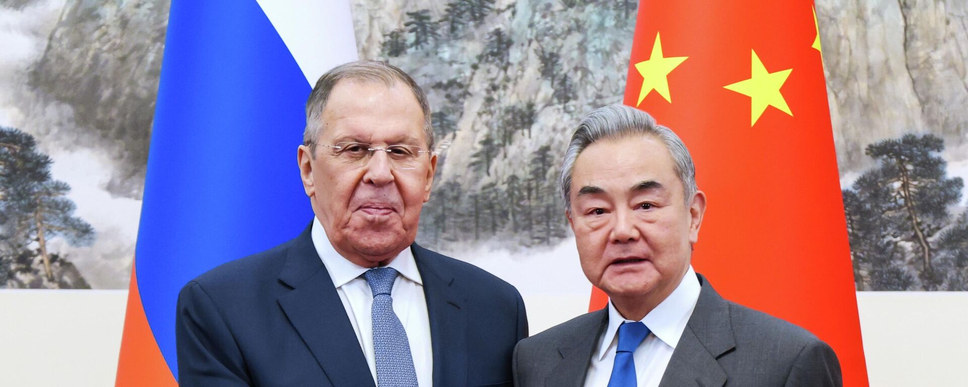 Министри спољних послова Русије и Кине, Сергеј Лавров и Ванг Ји Министри спољних послова Русије и Кине, Сергеј Лавров и Ванг Ји - Sputnik Србија, 1920, 14.04.2026
