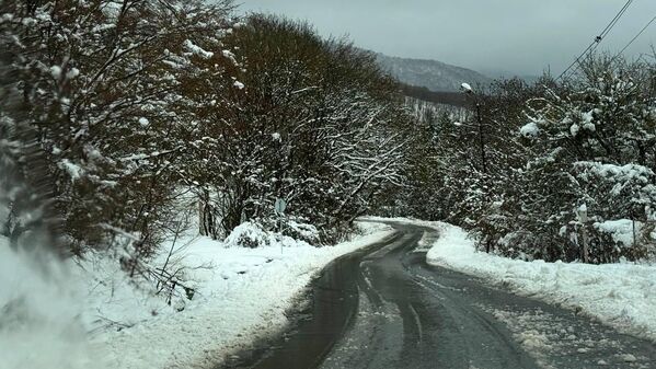 U višim predelima snežni pokrivač je i dalje prisutan, ali postaje nestabilan zbog sunca, pa je opasnost od lavina veća. - Sputnik Srbija