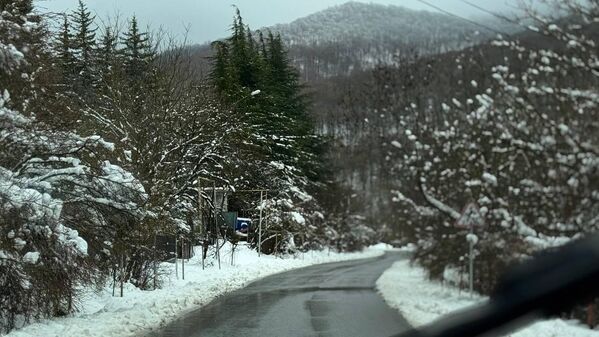 Po takvom vremenu treba biti izuzetno oprezan na putu, posebno na oštrim krivinama, gde snežni nanosi sužavaju prostor za prolazak automobila u jednu traku. - Sputnik Srbija