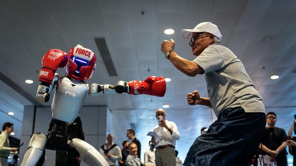 Поединок между человекоподобным роботом и посетителем на выставке роботов в Гонконге  - Sputnik Србија