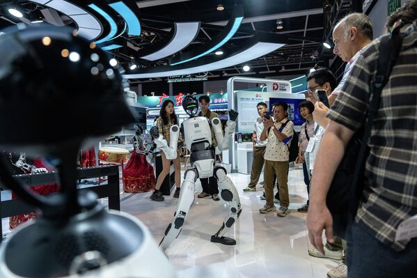 Када су га питали о његовим хобијима, робот је навео доста тога што би и обичан човек - од бављења спортом и плеса до проучавања технологије и слушања музике. - Sputnik Србија