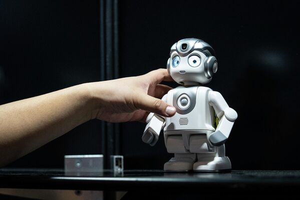 На изложби у Хонг Конгу приказана је и минијатурна верзија робота. - Sputnik Србија