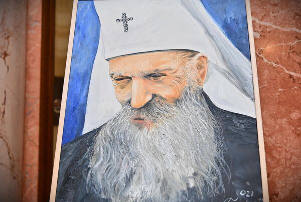 Патријарх је приказан са препознатљивом густом белом брадом и белом паном са крстом која симболизује чистоту и узвишеност служења  - Sputnik Србија