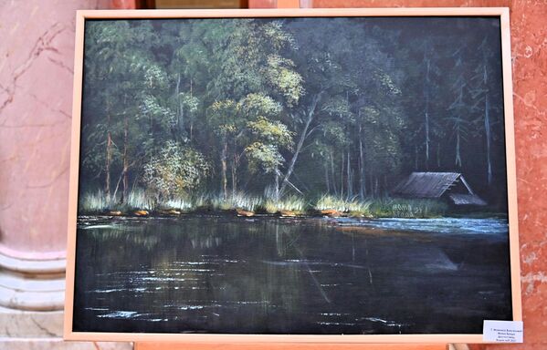 Упркос темним бојама које доминирију овим пејзажом,  дрвена колиба, густа шума и мирна водена површина симболизују нетакнутост природе  - Sputnik Србија