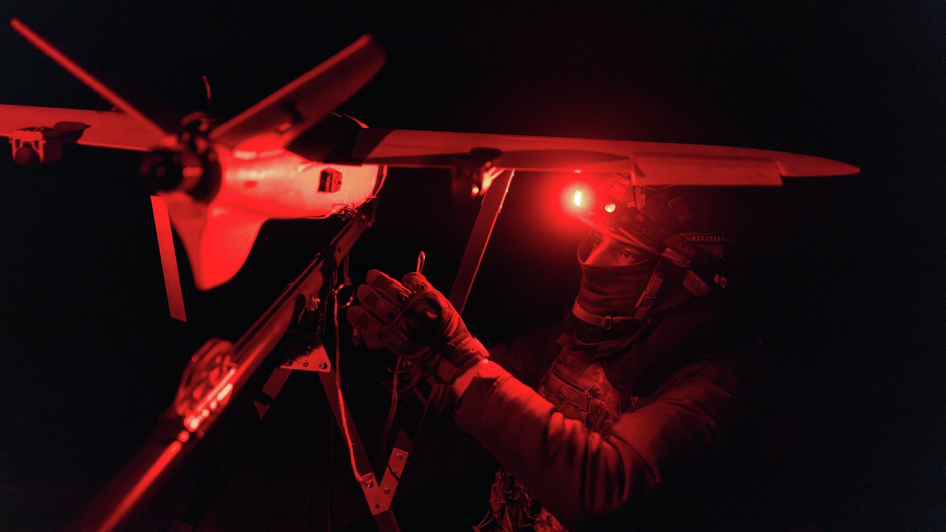 Ukrajinski vojnik i dron Ukrajinski vojnik i dron - Sputnik Srbija, 1920, 15.04.2026