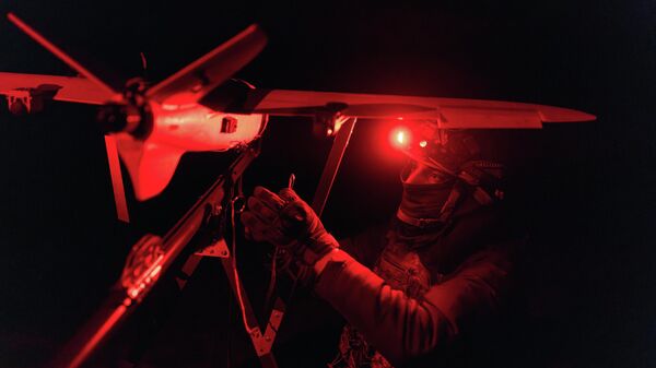 Ukrajinski vojnik i dron - Sputnik Srbija