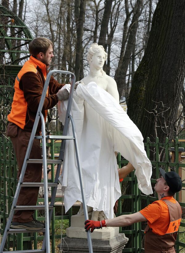 Ови прекривачи се постављају годишње како би се статуама помогло да издрже хладну зиму и избегну оштећења од температурних колебања. - Sputnik Србија