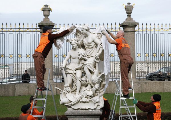 У сурет летњој сезони, 15. априла почело је откривање скулптура у Летњој башти Руског музеја. - Sputnik Србија