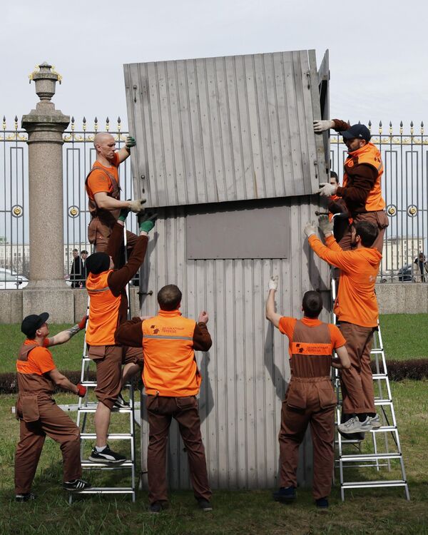 Мермерне скулптуре су чуване у посебним дрвеним кутијама и прекривене белим прекривачима преко зиме. - Sputnik Србија