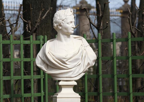 Биста Јулија Цезара у Летњој башти у Санкт Петербургу. - Sputnik Србија