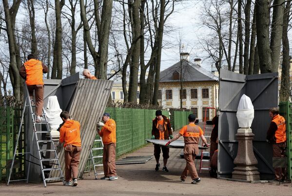 Потреба да се статуе заштите током зиме препозната је још у 18. веку. У почетку су уметничка дела била умотана у платно, али би се оно поквасило и смрзло, па је 1820-их вајар Василиј Демут-Малиновски предложио употребу дрвених кутија. - Sputnik Србија