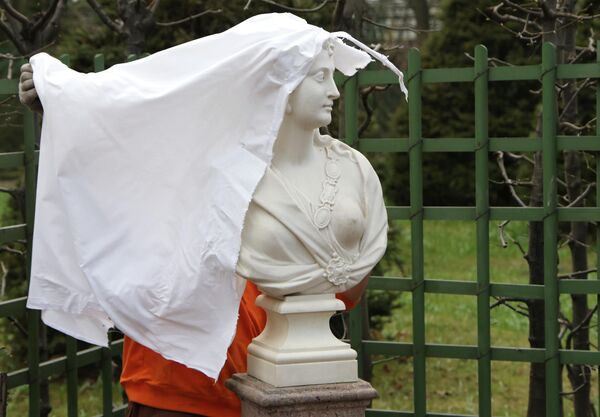 У Летњој башти се налазе тачне мермерне реплике, које су саме по себи уметничка дела и захтевају пажљиво одржавање. - Sputnik Србија