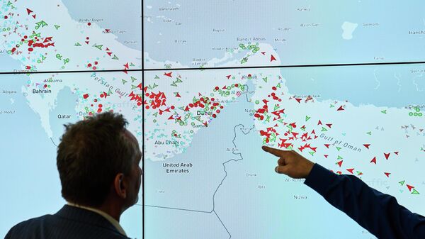Човек показује на Ормуски мореуз  - Sputnik Србија