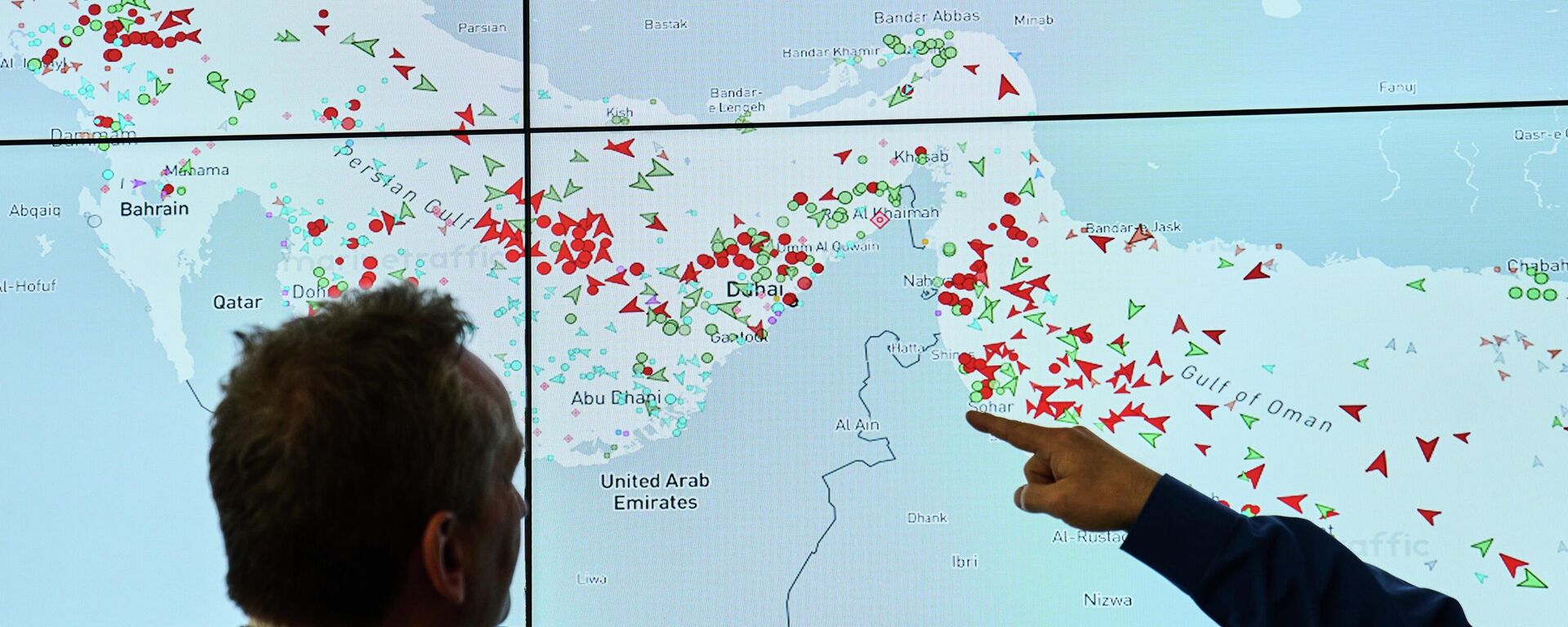 Човек показује на Ормуски мореуз  - Sputnik Србија, 1920, 18.04.2026