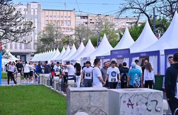 У нека давна времена, на Студентском тргу су се могли видети чадори, а данас су ту шатори у којима се тркачи припремају за трку - Sputnik Србија