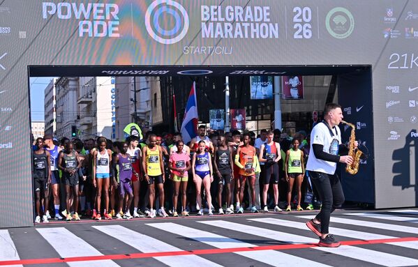  Саксофониста подиже атмосферу пред старт трке  - Sputnik Србија