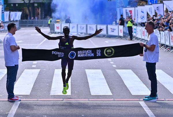 Победник овогодишњег полумаратона -Кенијац Френсис Абонг Кумва пролази кроз циљ - Sputnik Србија
