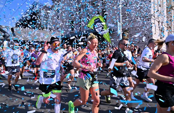 Старт полумаратона, означио је уједно и почетак велике манифестације „Београдски дани породице“, чиме је спортска борба добила шири друштвени контекст. - Sputnik Србија