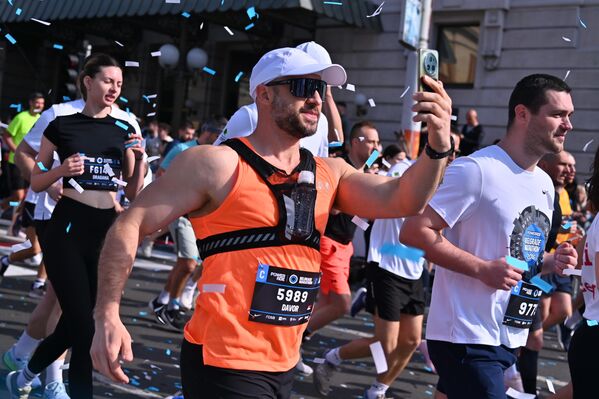 Организатори очекују да ће током ова два дана улицама престонице протрчати око 14.500 такмичара који долазе из чак 79 држава.  - Sputnik Србија