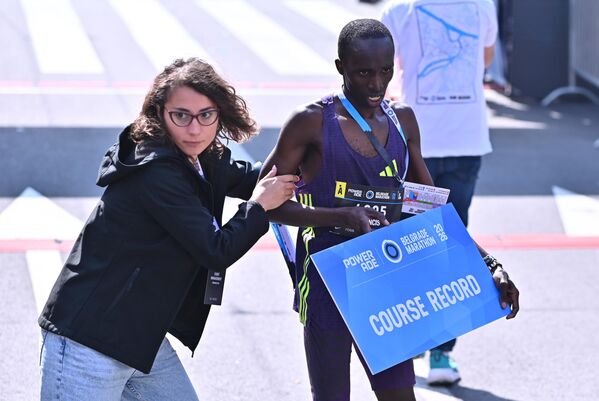 Кумва је стазу дугу 21 километар, улицама главног града Србије, на новој траси, савладао у времену 1:00,47 чиме је оборио рекорд из 2008. Претходни најбољи резултат( 1:02,51.) био је власништво Кенијца Мвангија  - Sputnik Србија