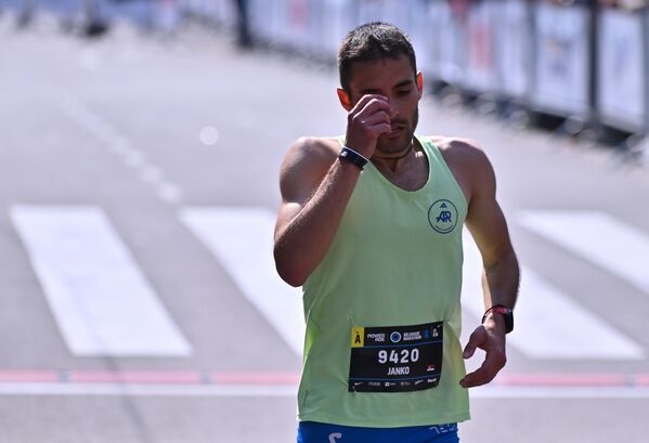 С вером у Бога. Српски дугопругаш Јанко Урошевић заузео је 10. место,  са временом 1:13,06. - Sputnik Србија