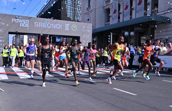 Уз велику енергију и хиљаде тркача на улицама, јуче је стартом полумаратонске трке на Тргу републике званично отворено 39. издање Београдског маратона.  - Sputnik Србија