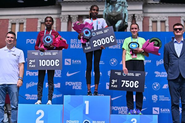 Прве три даме на победничком постољу. У конкуренцији жена најбоља је била Кенијка Валентина Џебет да резултатом 1:10,47. Етиопљанка Лелисе Бекеле Бадесе била је друга са 1:12,41, а трећа Хрватица Матеа Парлов Коштро (1:13,37) - Sputnik Србија