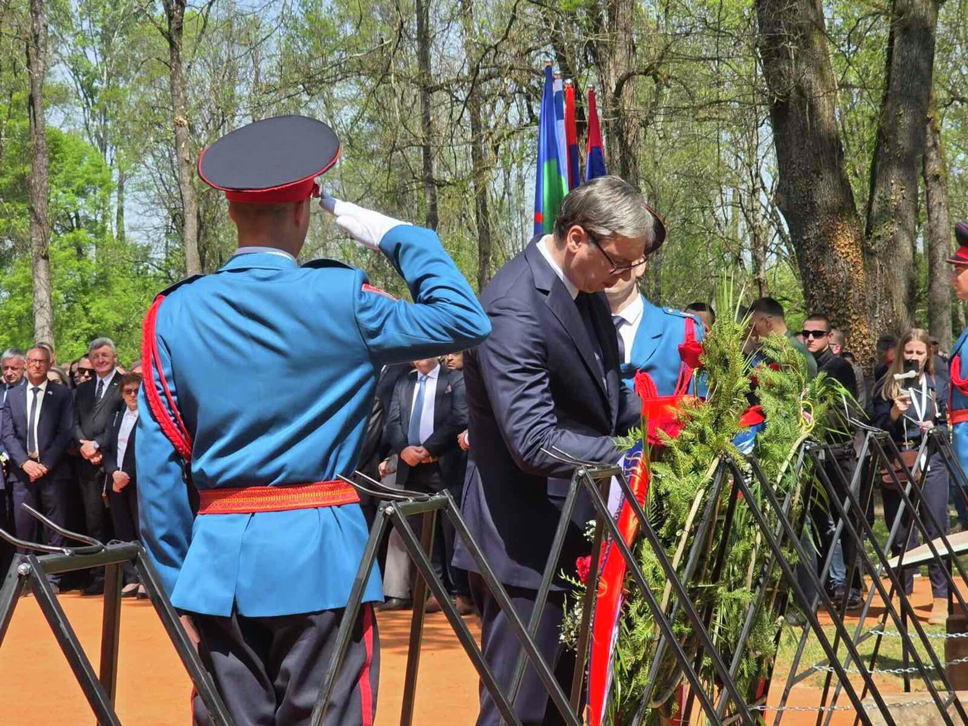 У Спомен-подручју Доња Градина положени су венци и цвеће на гробно поље Тополе, а венац је испред делегације Србије положио председник Александар Вучић. - Sputnik Србија, 1920, 19.04.2026