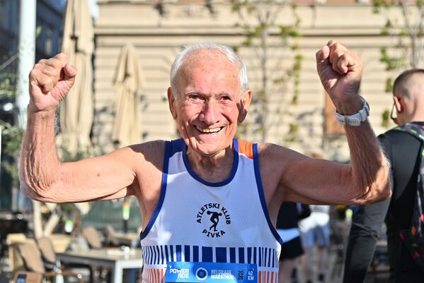 Владимир Савић, познат и као „деда Влада“, један од најстаријих учесника. Члан је клуба 100 маратона тркача који су истрчали преко 100 маратона. И у својој 90. години наставља да трчи и мотивише млађе генерације - Sputnik Србија