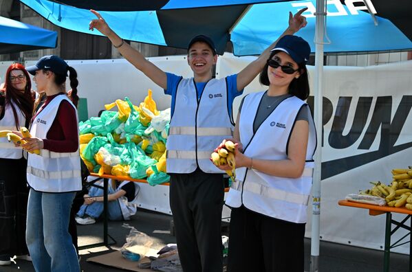 Без њих се не може. Велики број волонтера је био ангажован током трајања маратона - Sputnik Србија