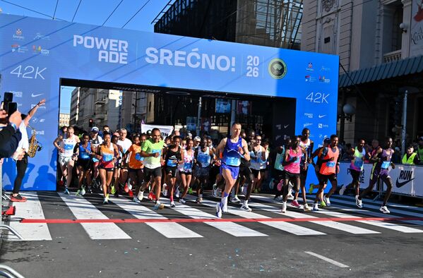 Маратонска трка на 42,195 километара почела је у осам часова. - Sputnik Србија
