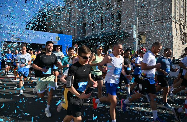 Са стартне линије на Тргу републике кренуло је нешто више од 2.000 такмичара. - Sputnik Србија