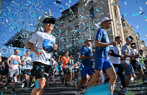 Најмасовнија спортска манифестација у Србији - Београдски маратон окупио је ове године више од 14.500 учесника, од чега 4.500 странаца из 79 земаља света - Sputnik Србија