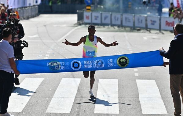 Етиопљанин Гемсиса Гудета Гада победник је 39. Београдског маратона са временом 2:09:11 чиме је оборен и рекорд стазе. - Sputnik Србија