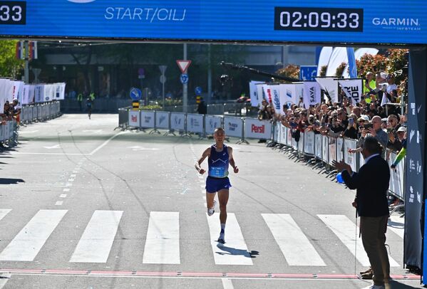Приближавање циљу такмичара из Северне Македоније, пропраћено је бурним навијањем публике - Sputnik Србија