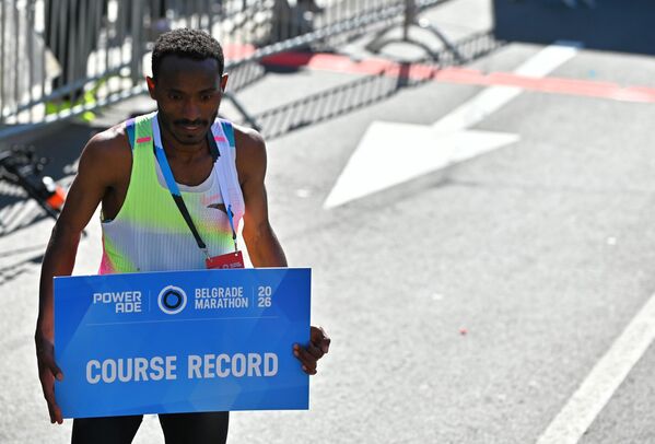 Трку је истрчао за 02:09:11 и прекинуо кенијски низ победа. - Sputnik Србија