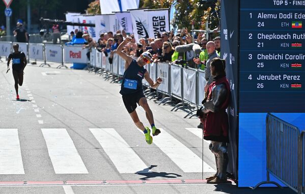 Најбоље пласирани српски такмичар (пету годину заредом шампион Србије у маратону)Ђуро Борбељ је улазак у циљ прославио скоком - Sputnik Србија