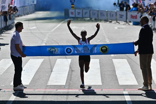 У конкуренцији дама славила је Алему Дади Еден из Етиопије са пролазним временом - 02:30:22. - Sputnik Србија