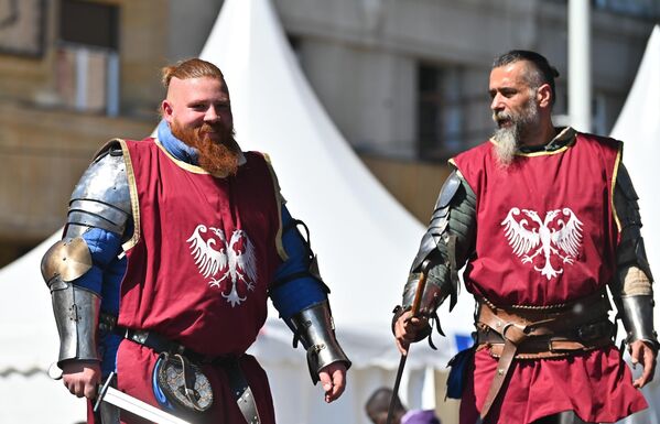 У престоници Деспота Стефана, срести средњевековне витезове није никакво чудо. Чак и на маратону - Sputnik Србија