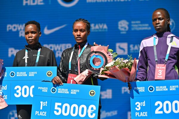 Друга је била Кенијка Чепкоч Рут са 02:31:07. Треће место припало је Каролајн Чебичи са временом 02:31:21. - Sputnik Србија