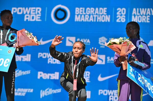 Грч на лицу победнице, док се пење на постоље, довољно говори колико се организам исцрпи током трке - Sputnik Србија